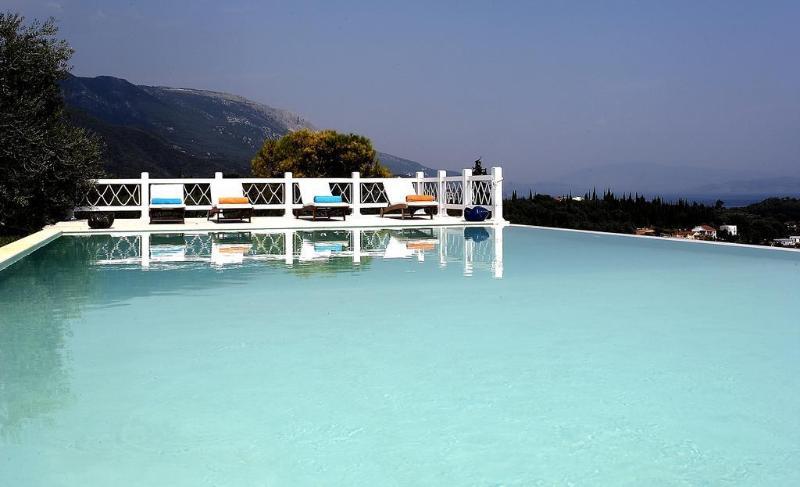 Castello Di Vista Hotel Ypsos Exterior photo